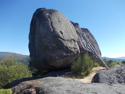 Castelo da Pía da Moura (691 m)