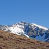 La característica imagen de la cumbre con la antecima (punta rocosa) y la cima (loma nevada de la derecha)