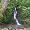 Salto de agua que salva el puente de madera.