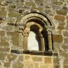 Ventana románica en el ábside de la parroquial de San Zadornil