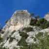 Pared S de la aguja de Peña El Mazo, con la gruta anexa