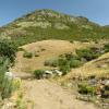 Camino del Pico Murcia y arroyo Hontanillas, de frente la cumbre. En este punto se encuentra el desvío a la cima (por la derecha).