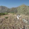 Mojón de cumbre, al fondo Pico Murcia (2.351 m) y Peñas Malas (2.282 m)