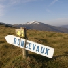 Camino de Santiago señalando la dirección a Roncesvalles por Bentarte