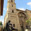 Monumento al Alfarero de Oscar Zenzano y la Iglesia de Ntra. Sra. de la Asunción