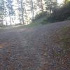 Gran curva a derechas en la pista de piedra dejando los demas caminos 