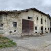 Caserón y perros atados