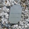 Detalle de la placa del mojón
