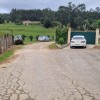en la puerta del cementerio comienza el piso de piedra en la pista