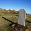 Estela en recuerdo del bombero que colocó las balizas del camino, situada en la cima