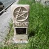 A Bedoya, el último guerrillero... El homenaje al párroco y al guerrillero están frente a frente, en la carretera vieja que va de Guriezo a Islares.