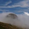 Cumbre abrazada por las nieblas