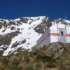 Refugio de Mont Roig bajo el pico del mismo nombre
