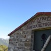 Refugio forestal subiendo a la cima
