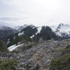 Cima desde la cresta occidental. Al fondo Anie y Lapakiza