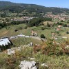 Sámano va quedando abajo mientras el sendero asciende