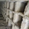 Interior de la bejera que asemeja una catacumba con sus nichos