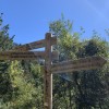 Poste direccional de tres flechas