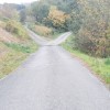 al acabar el asfalto seguimos por la derecha la pista de piedra