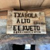 Tabla tallada con el nombre de la txabola