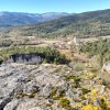 En el alto del escarpe con vistas a Valpuesta.