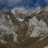 Desde los Prados San Doblo vemos la vertiginosa Canal Ranchón que desciende desde la base del Peñón de Untuje, entre las peñas del Pico Prao la Llampa y Picón de la Corredoira o Carredoria.