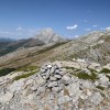 Cairn cimero con Espigüete al fondo