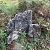 Restos de piedra tallada cerca del vértice geodésico