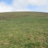 Subida a la cumbre por el herboso flanco sudoccidental