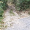 en el primer cruce seguimos por la pista de tierra de la izquierda
