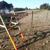 Alambrada con paso, sin cruzarla continuas a la dcha.
