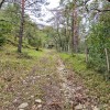 la pista de hormigon nos lleva a la entrada junto al deposito de aguas
