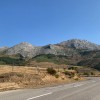 Desde la parada del bus se aprecia perfectamente la canal de subida, por la derecha de la montaña