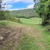 junto a la entrada sigue la pista a la izquierda